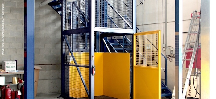 elevador de carga industrial